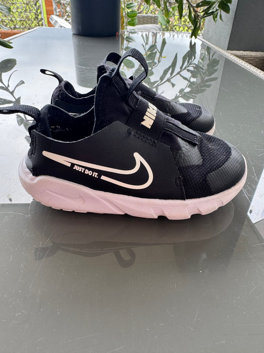 Nike Flex Runner 2 – Black/White – US 9C
